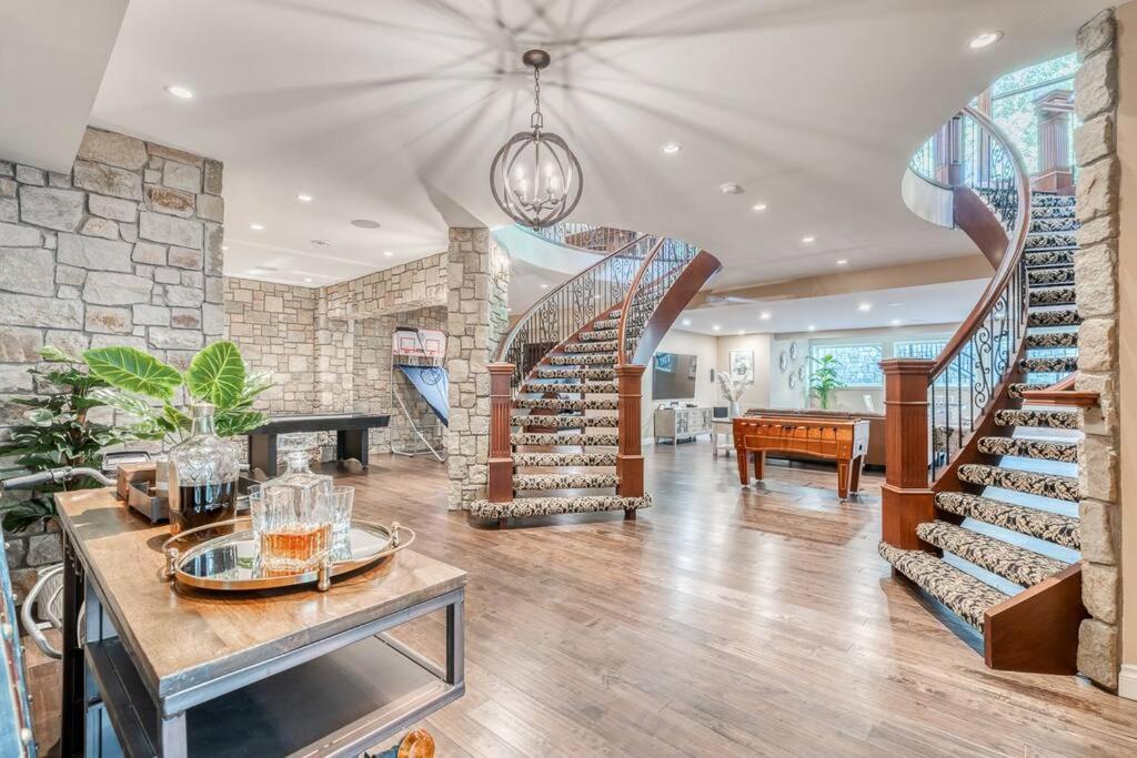 French Chateau W/Swim Spa & Theatre: 11,700 Sqft YYC Exterior foto