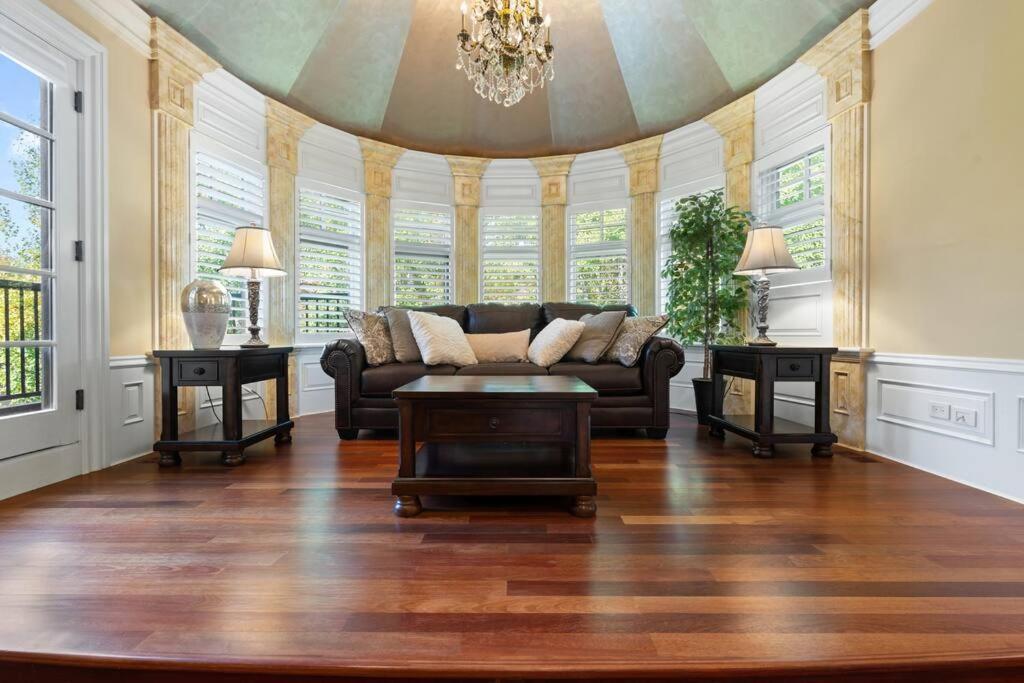 French Chateau W/Swim Spa & Theatre: 11,700 Sqft YYC Exterior foto