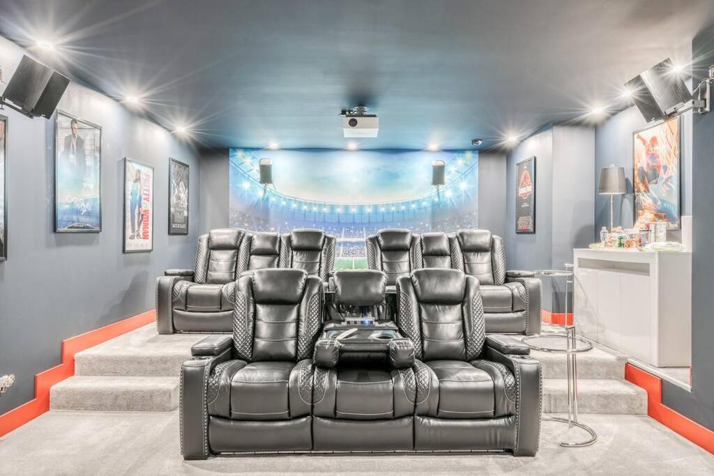 French Chateau W/Swim Spa & Theatre: 11,700 Sqft YYC Exterior foto