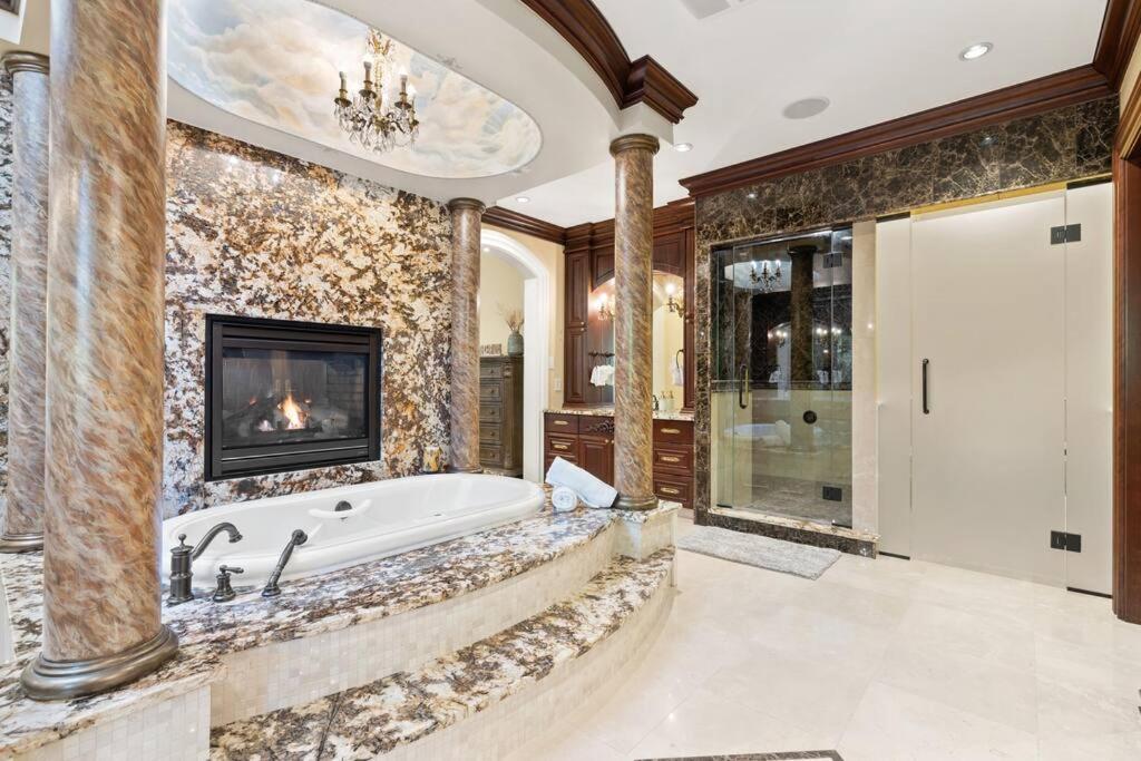 French Chateau W/Swim Spa & Theatre: 11,700 Sqft YYC Exterior foto