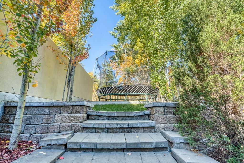 French Chateau W/Swim Spa & Theatre: 11,700 Sqft YYC Exterior foto