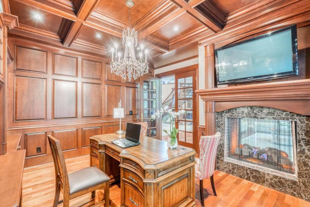 French Chateau W/Swim Spa & Theatre: 11,700 Sqft YYC Exterior foto