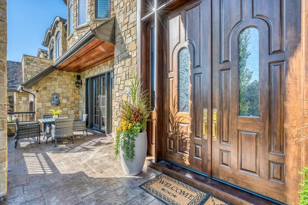 French Chateau W/Swim Spa & Theatre: 11,700 Sqft YYC Exterior foto