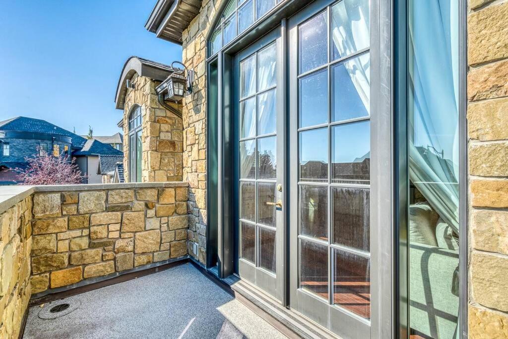 French Chateau W/Swim Spa & Theatre: 11,700 Sqft YYC Exterior foto