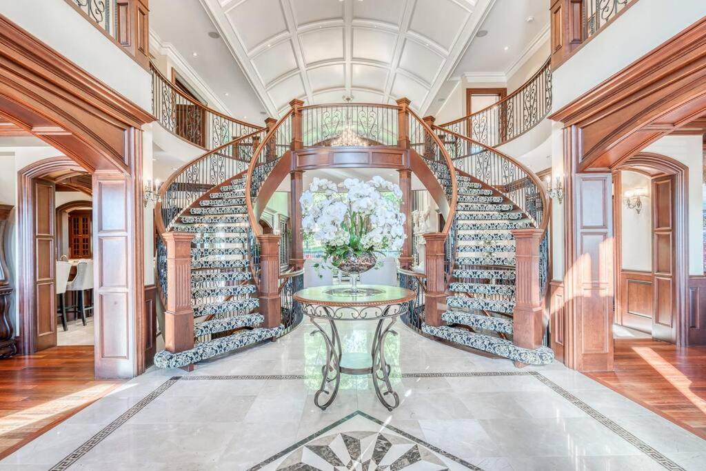 French Chateau W/Swim Spa & Theatre: 11,700 Sqft YYC Exterior foto